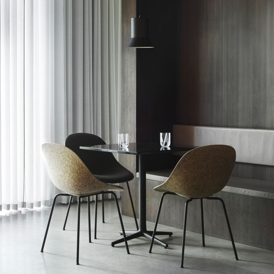 2023_Mat_Chair_Front_Upholstery_Seaweed_Steelcut_Trio_0376_Brown_Steel_Black_Hat_Lamp_Mediuml_Black_Allez_Table_4L_H75_70x70_Marble_01