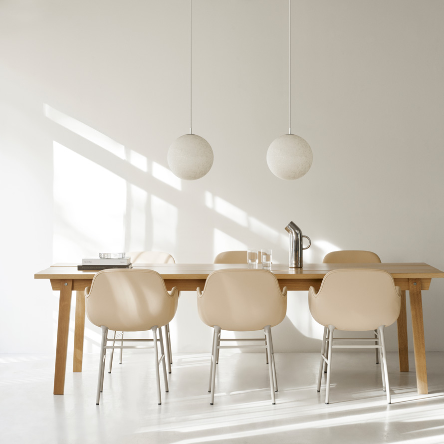 2023_Form_Armchair_Steel_Warm_Grey_Ultra_Leather_41572_Honey_Pix_Lamp_Ø30_Slice_Table